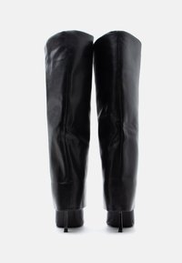 Juodos odos aukštakulniai batai, siekiantys iki šlaunų, su lygiu paviršiumi, apvaliais viršutiniais kraštais ir elegantišku dizainu. Yra mažas kulnas ir šoniniai užtrauktukai.