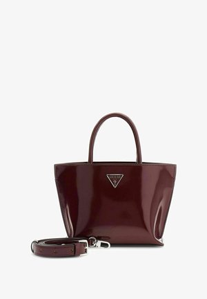 Sac à main en cuir verni bordeaux avec deux poignées et une bandoulière amovible. Présente une plaque de logo triangulaire à l'avant.