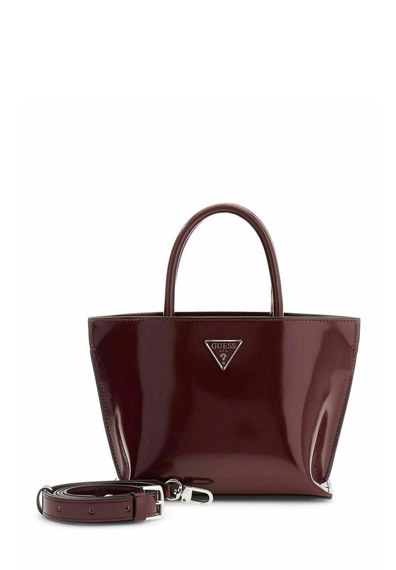 Sac à main en cuir verni bordeaux avec deux poignées et une bandoulière amovible. Présente une plaque de logo triangulaire à l'avant.