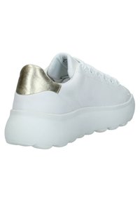 Sneaker bianca con tomaia in pelle liscia, punta arrotondata e suola bianca spessa; presenta un accento dorato metallico sul tallone.