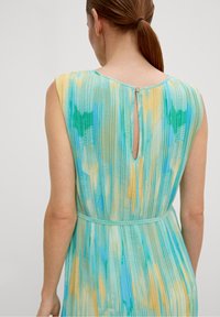Ein ärmelloses, plissiertes Kleid in Hellblau, Grün und Gelb. Verfügt über einen Schlüssellochverschluss am Rücken mit einem Knopf und einer taillierten Taille.