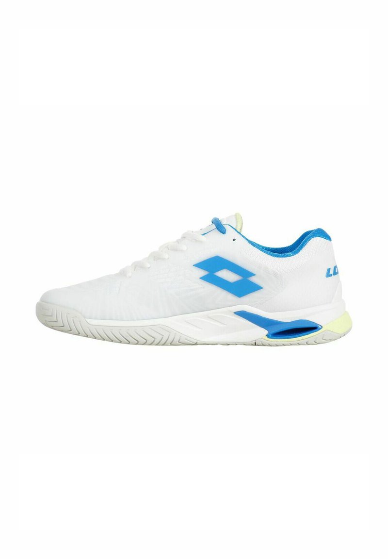 Basket de sport blanche avec des accents bleus et une tige texturée. Comprend une semelle rembourrée, des lacets et un logo distinctif sur le côté.
