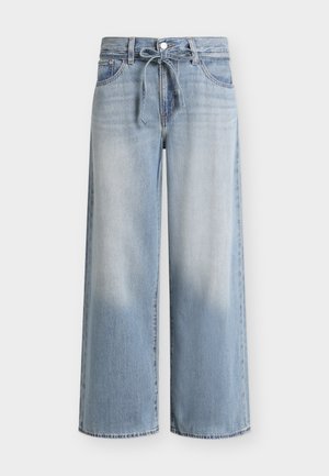 Vaqueros de pierna ancha en azul claro con decoloración en los muslos, cierre frontal con botón y cremallera, trabillas para cinturón y cordón ajustable atado en la cintura.