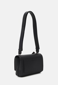 Borsa a tracolla nera strutturata con esterno in morbida ecopelle, tracolla regolabile e tasca frontale. Design semplice con accenti minimi.