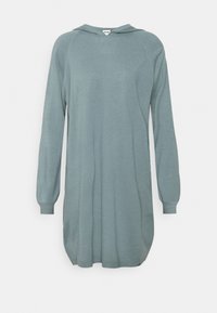 Långärmad klänning med huva i mjukt, ljus teal-tyg. Har en avslappnad passform, ribbade ärmslut och en rundad nederkant för en avslappnad stil.