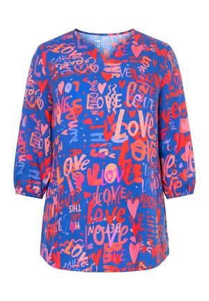Blå bluse med lange ærmer og elastiske manchetter, med et flerfarvet graffiti-mønster med ordet "love" og hjerteformer i rød, pink og lilla.