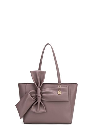 Borsa a tote in pelle di un tenue mauve, con un grande fiocco sul davanti e un piccolo tag metallico. Due manici robusti per il trasporto.