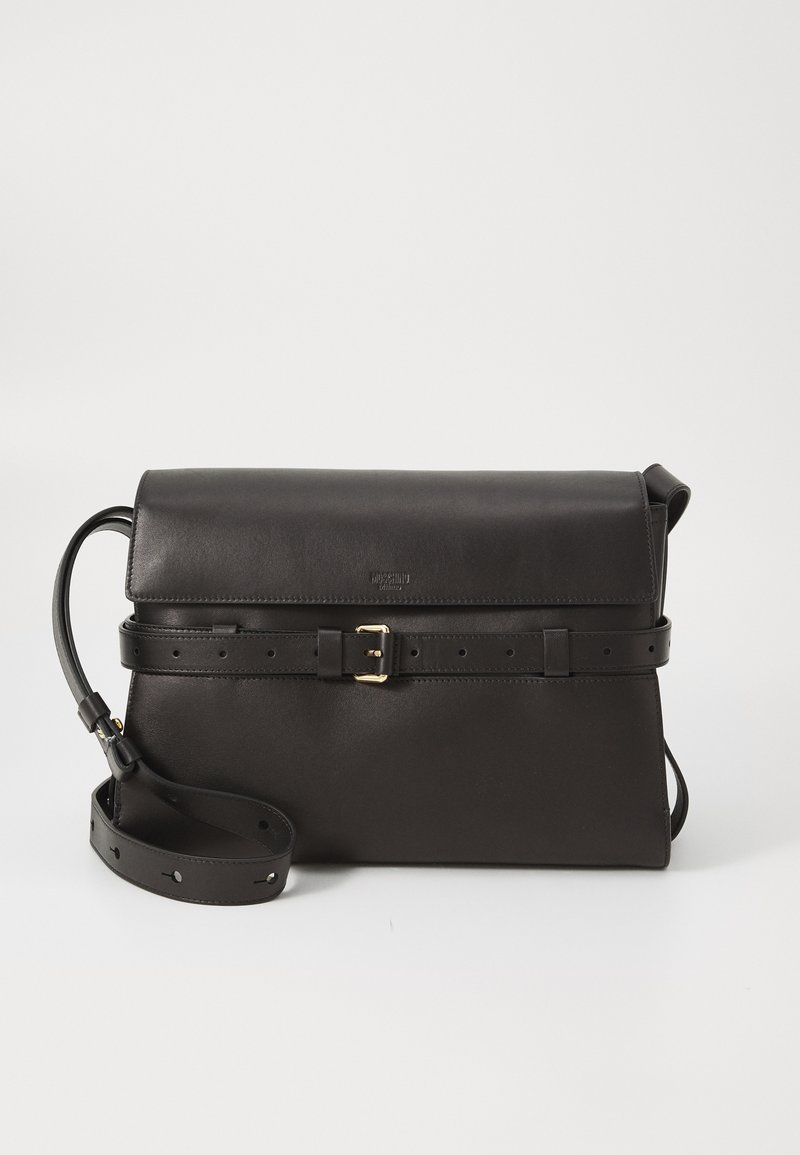 Bolso de mano de cuero negro con solapa plegable, acentos de hebilla de hardware dorado, correa ajustable y forma rectangular estructurada.