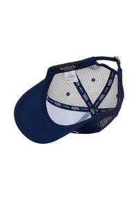 Casquette bleu marine avec une visière courbée, arrière en mesh et étiquettes intérieures. Dot ée d'un devant en tissu solide et d'une sangle ajustable. Doublure intérieure texturée.