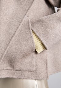 Vanessa Bruno CHANN - Letná bunda - taupe