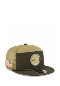 Khaki-Kappe mit strukturiertem Design, ausgestattet mit einem runden Pittsburgh Steelers-Logo, einem Netzseitenteil und einem kleinen Patch mit der amerikanischen Flagge.
