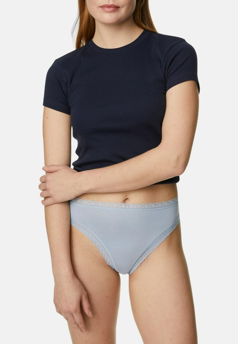 Marineblauw katoenen t-shirt met korte mouwen, gecombineerd met lichtblauwe slipjes met kantafwerking. De stof is glad, met delicate kantaccenten op de tailleband.