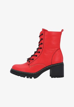 Stivaletti alla caviglia rosso con lacci, realizzati in materiale sintetico testurizzato, dotati di un tacco nero spesso, cuciture a contrasto e un anello sul retro.