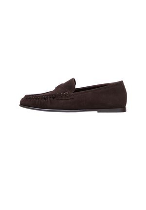 Mocassin en daim marron foncé avec couture mocassin et lanière porte-pièce, semelle plate et petit talon.