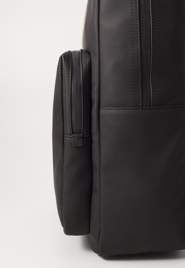ESSENTIAL SQUARED - Rucksack2