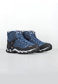 Scarpe da trekking alte blu con tessuto testurizzato, suole in gomma nera e sistema di lacci. Presentano aree rinforzate sulla punta e sul tallone per una maggiore durabilità.