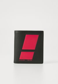 Portofel din piele neagră cu un design geometric �îndrăzneț de culoare roșie pe partea din față. Textul "CALVIN KLEIN / NEW YORK" în roșu sub design.