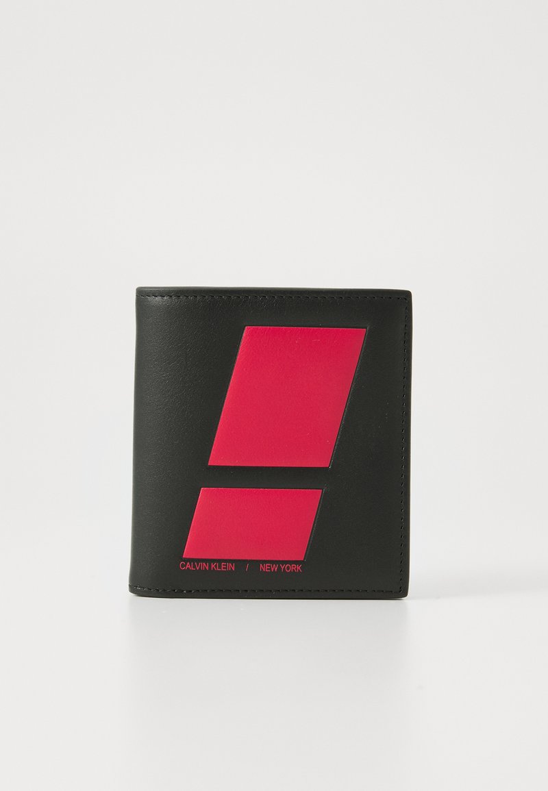 Portofel din piele neagră cu un design geometric îndrăzneț de culoare roșie pe partea din față. Textul "CALVIN KLEIN / NEW YORK" în roșu sub design.