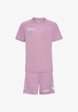 Lavendelfarvet sportstøj s kortærmet top og shorts, begge med hvide hummel-logoer og chevronstriber på siderne.