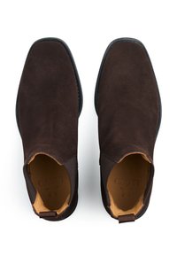 Bottines en daim marron avec un design épuré, panneaux latéraux élastiques et une languette. Comprend une doublure intérieure lisse et une semelle en caoutchouc noire.