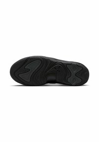 La suola di una sneaker nera in gomma texturizzata, con scanalature curvature e un design a motivi. Include un sottile dettaglio del logo del marchio.