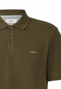 Dunkelolivgrünes Polohemd aus strukturiertem Stoff, mit klassischem Kragen, zwei Knöpfen und einem kleinen goldenen gestickten Logo auf der Brust.