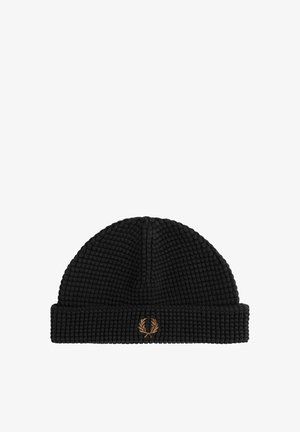 Beanie nera in maglia caratterizzata da una texture a coste e un risvolto con un logo di alloro dorato ricamato al centro frontale.