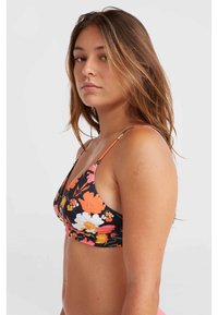 Cvetlični bikini top z črnim podstavkom, ki vsebuje rožnate, oranžne in bele cvetove. Nastavljive naramnice in oblikovanje z globokim izrezom.