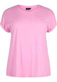 Lyserød kortærmet T-shirt i blødt stof, rund halsudskæring, oprullede ærmer og løs pasform. Ingen mønstre eller accenter synlige.