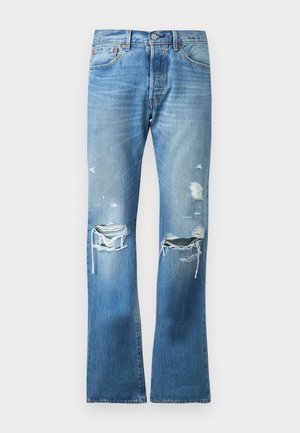 Blå rett-leg denim jeans med falmet vask og flere slitte hull på begge knær og øvre lår.