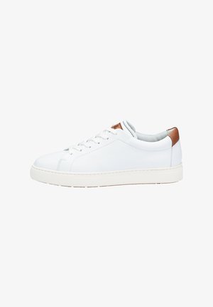 Witte leren sneaker met een platte zool, ronde neus en tonale stiksels. Bruine lederen accenten bij de hiel en een grijze stoffen voering.