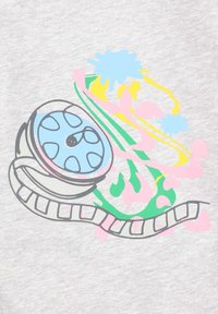 Grafika przedstawiająca niebieską taśmę z filmem na jasnoszarym tle, podkreśloną kolorowymi spiralami w odcieniach różu, zieleni i niebieskiego.