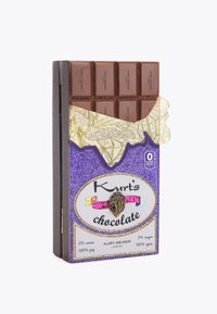 Fioletowo opakowana czekoladowa tabliczka z złotymi akcentami, teksturowanym wrapperem oraz wytłoczonym brandingiem z dekoracyjną grafiką ręki.