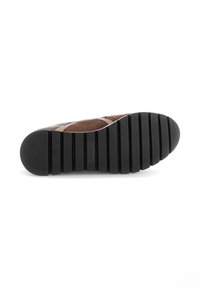 Bruine suede schoen met een zwarte rubberen zool met horizontale groeven. Inclusief logo-detail op de zool. Glad en gestructureerde secties.