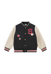 Giacca varsity nera con maniche in peluche crema, ricamo rosso 'S', motivo orso e stelle rosse. Presenta polsini e orlo a coste rigate.