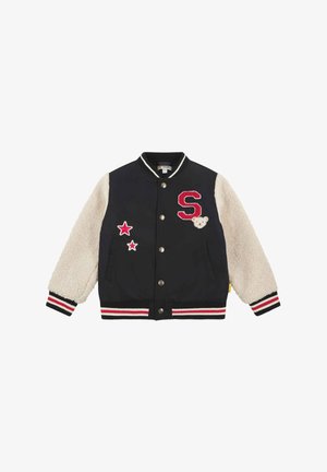 Giacca varsity nera con maniche in peluche crema, ricamo rosso 'S', motivo orso e stelle rosse. Presenta polsini e orlo a coste rigate.