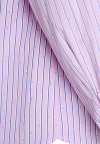 Lichtpaars stof met blauwe strepen en kleine zilveren versieringen. Gladde textuur met een lichte glans, met een gedeelte van de stofvouw zichtbaar.