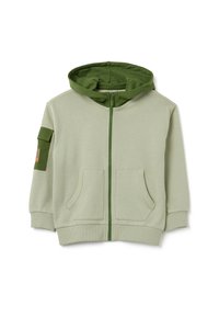 Sudadera verde con cremallera hecha de tejido suave, que cuenta con dos bolsillos frontales, puños de canalé y un color de interior de capucha en contraste.