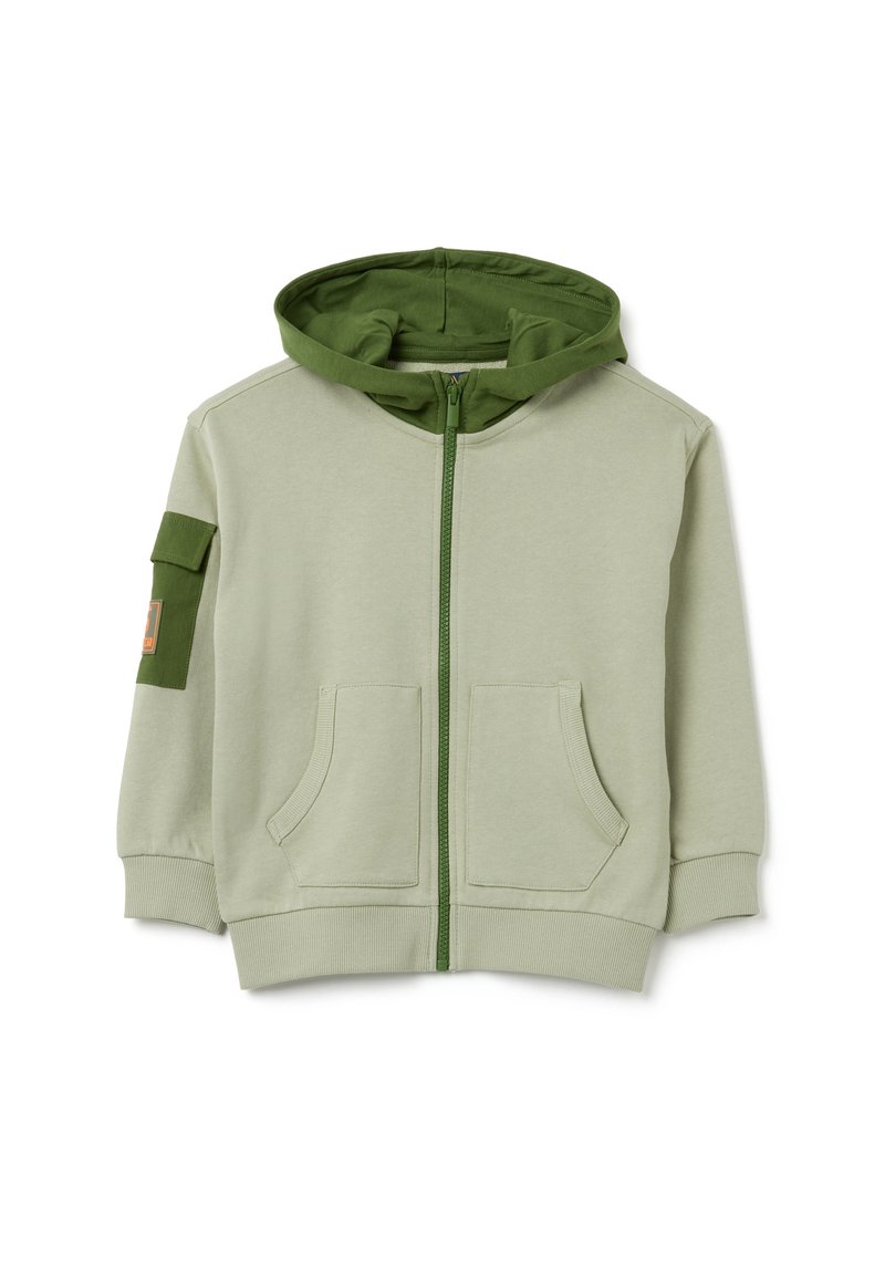Sudadera verde con cremallera hecha de tejido suave, que cuenta con dos bolsillos frontales, puños de canalé y un color de interior de capucha en contraste.