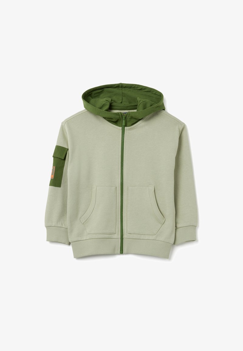 Sudadera verde con cremallera hecha de tejido suave, que cuenta con dos bolsillos frontales, puños de canalé y un color de interior de capucha en contraste.