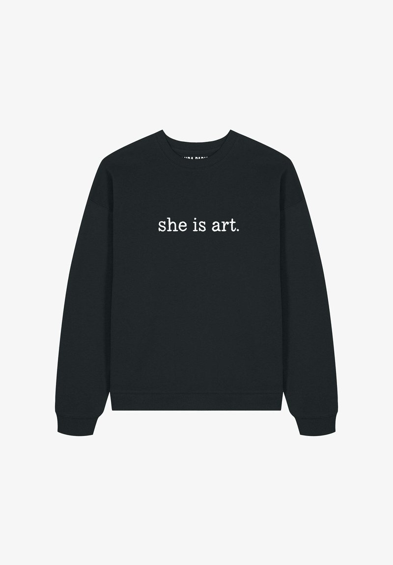 Felpa nera con polsini e scollo a costine. Presenta la scritta bianca "lei è arte." sul davanti. Design semplice, tessuto morbido.