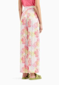 Pantaloni a gamba larga in tessuto leggero con una stampa astratta nei colori pastello di rosa, giallo e lavanda. Design a vita alta.