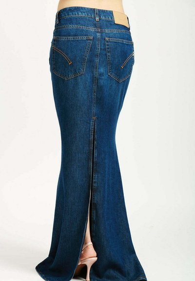 Larga falda de mezclilla en azul profundo, con una abertura alta en la parte posterior, acentuada por costuras naranjas y dos bolsillos traseros, con una cinturilla de color claro.