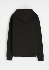Czarna bluza z kapturem o miękkiej fakturze. Posiada kieszeń kangurzą, ribbowane mankiety i dół, zapewniając luźny krój.