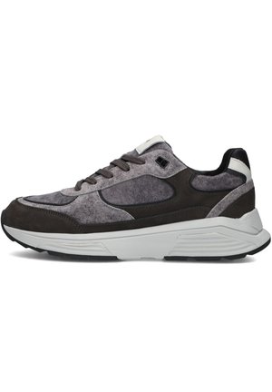 Low-top sneaker in donkergrijs en zwart met suède en stoffen panelen, bruine veters en dikke witte zool, zijaanzicht.