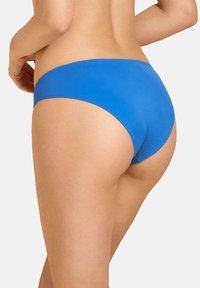 Niebieskie majtki bikini wykonane z gładkiego, elastycznego materiału. Charakteryzują się niskim stanem, minimalnym zakryciem oraz estetycznymi, wykończonymi brzegami.