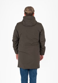 Parka lunga verde oliva con cappuccio, caratterizzata da un esterno liscio e resistente all'acqua e polsini elasticizzati. Ideale per il freddo.
