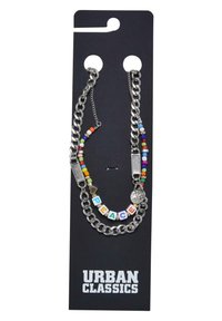 Metallkedjearmband med färgglada pärlor och bokstavsblock som stavar "FRED." Fäst vid ett svart visningskort med varumärke.
