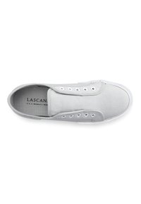 Helle graue Leinenschlupfschuhe mit elastischen seitlichen Einsätzen, weißer Gummisohle und fünf Metallösen. Verfügt über ein komfortables Innenfutter.