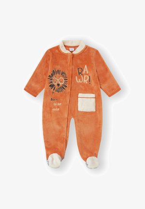Pijama de forro polar suave color naranja con un gráfico de león, detalles en blanco y texto que dice "¡RAWR!" y "Nacido para ser adorable". Cuenta con un bolsillo delantero.